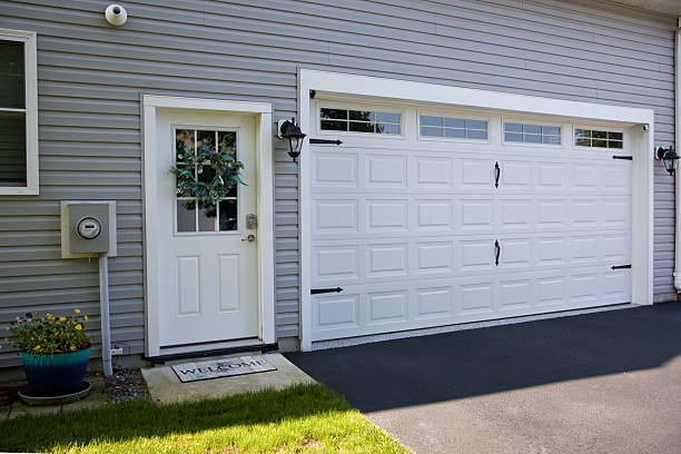 24/7 Emergency Garage Door Panel Replacement experts in Val Verde Park, TX